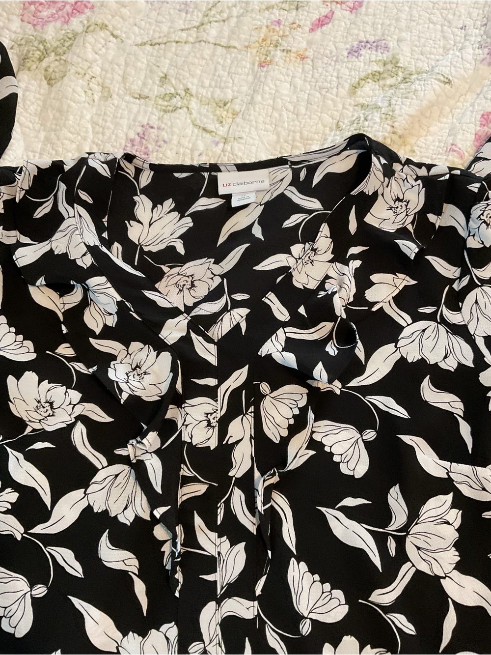 Liz Claiborne Black & White Floral Ruffle‑Neck Blouse — Size XL like new - Picture 4 of 7